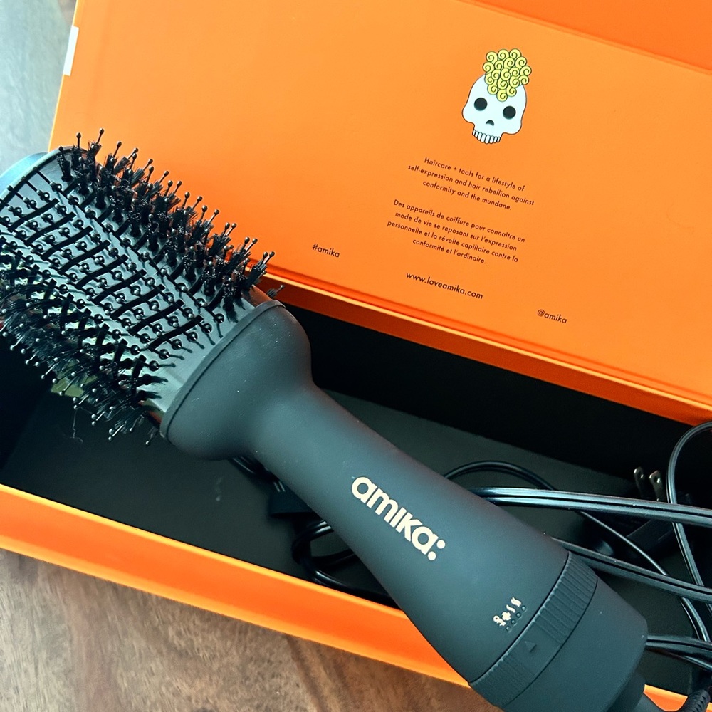 Blow dryer brush